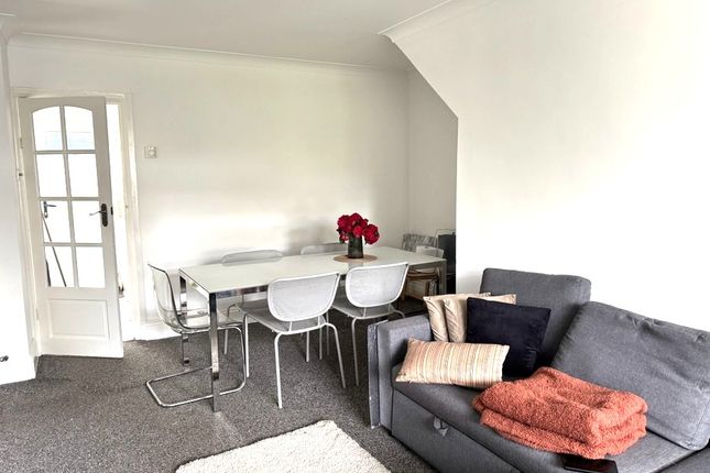 8, Beech Grove, Addlestone photo 5