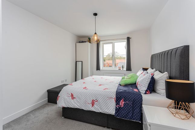 Flat for sale in Daffodil Crescent, Crawley