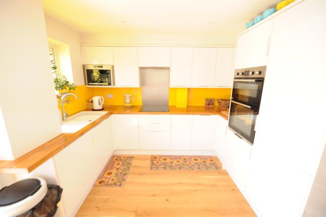 3, Fourlands Gardens, Bradford photo 3