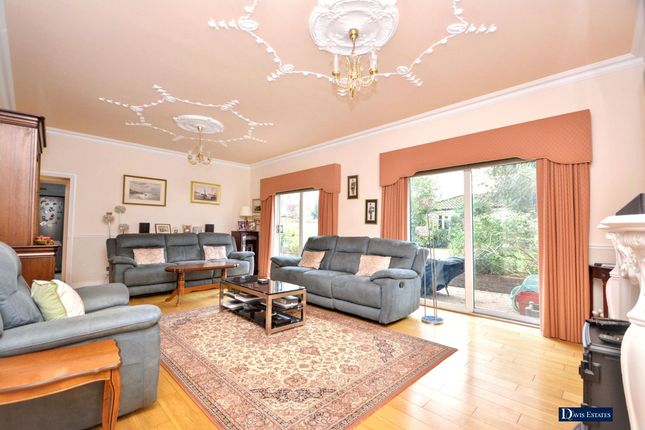 19 Ardleigh Green Road, Hornchurch photo 2