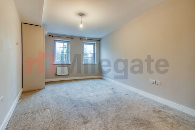 Flat to rent in French Street, Sunbury-On-Thames