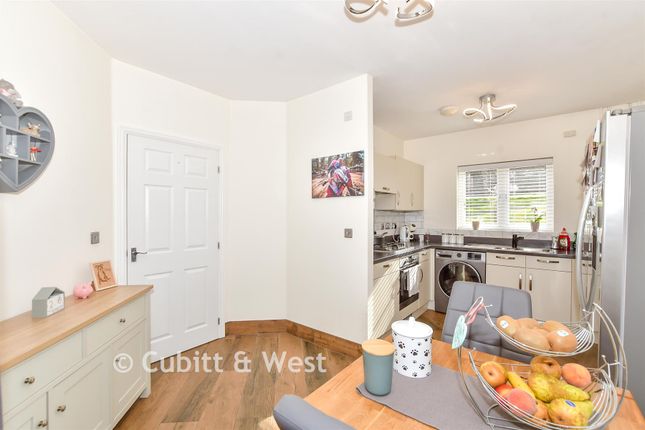 3-bed detached on Oak Leaf Way, Horndean, Waterlooville, £400,000