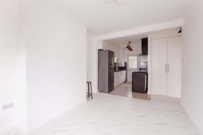 13, Cornwall Avenue, Slough photo 3