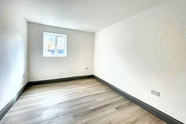 Thumbnail Flat to rent in Newhall Street, Swindon