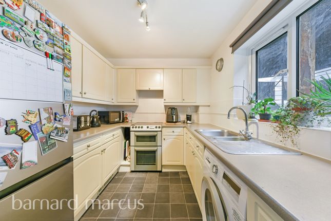 15, Beaver Close, Morden photo 2