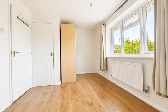 3, Richards Way, Slough photo 5
