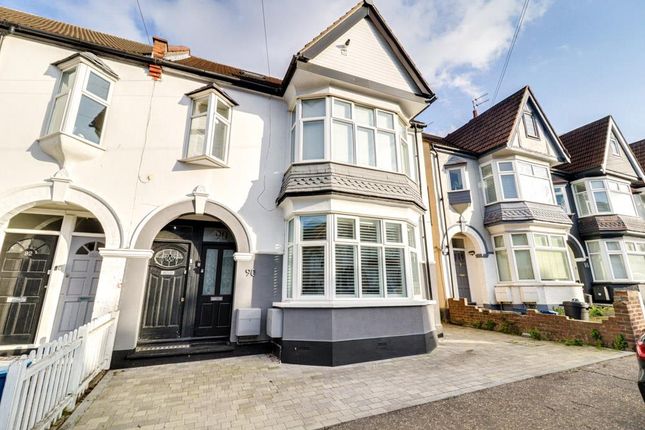 Flat for sale in Oakleigh Park Drive, Leigh-On-Sea