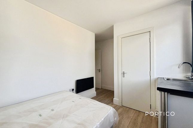 Room 1, 16, Latchford Place, Chigwell photo 3