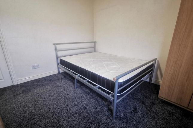 Flat 2 124, Whingate, Leeds photo 4