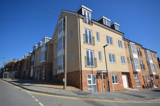 Thumbnail Flat to rent in Old Road, East Cowes