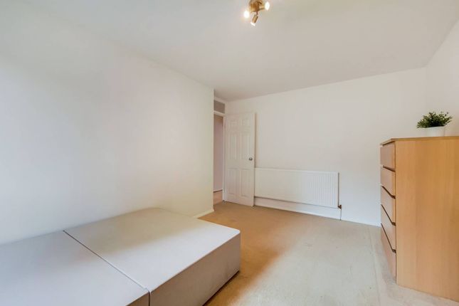 Flat to rent in Belcroft Close, Bromley