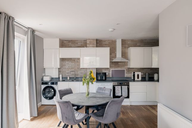 8 GB House, East Grinstead photo 3