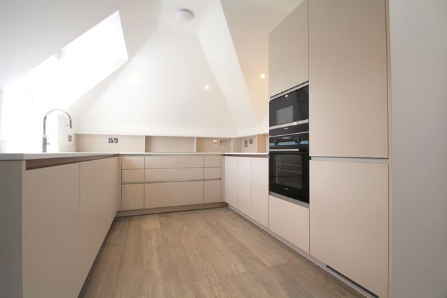 6 Sienna Court, Fairmile Lane, Cobham photo 4