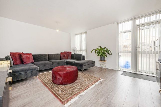 Thumbnail Property to rent in Lammermoor Road, London