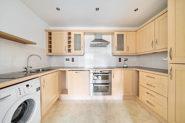 Flat 9, Butlers Place,, Portsmouth Road, Godalming photo 3