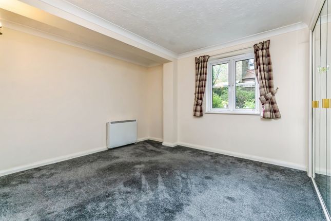 6 Hillcroft Court,, Chaldon Road, Surrey photo 2