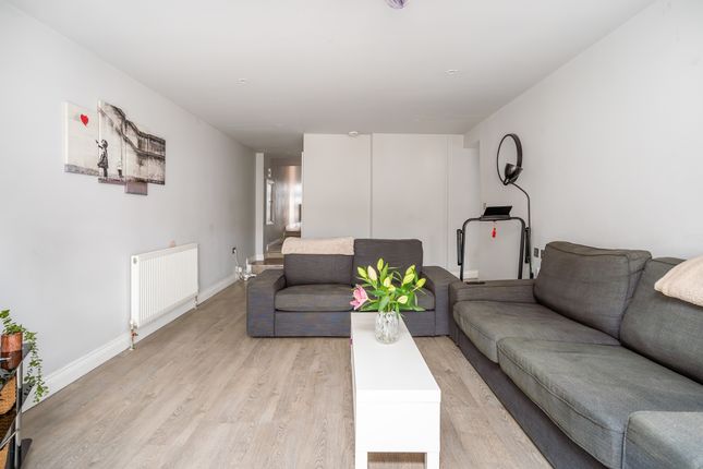 32, Kellino Street, London photo 3