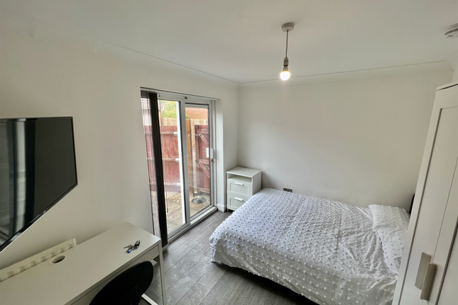 Room 1 3B Miller Road, Bedford photo 2