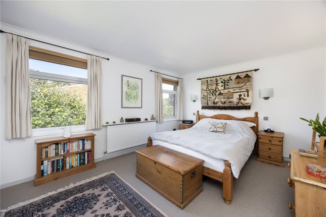 10, Kingslawn Close, London photo 4