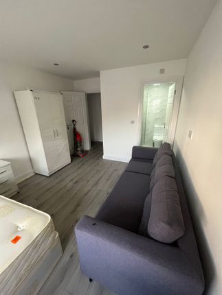 Room to rent in Ruislip Road, Northolt