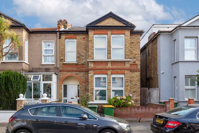 2-bed flat on Flat B, London, £200,000