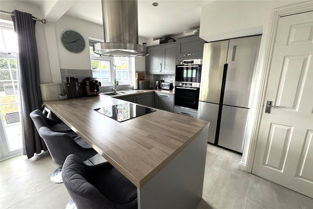 35, Summerfield Close, Berkshire photo 4