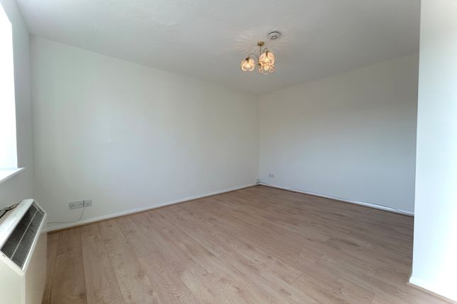 Flat 3, 2 Primrose Close, Hackbridge, Surrey photo 3