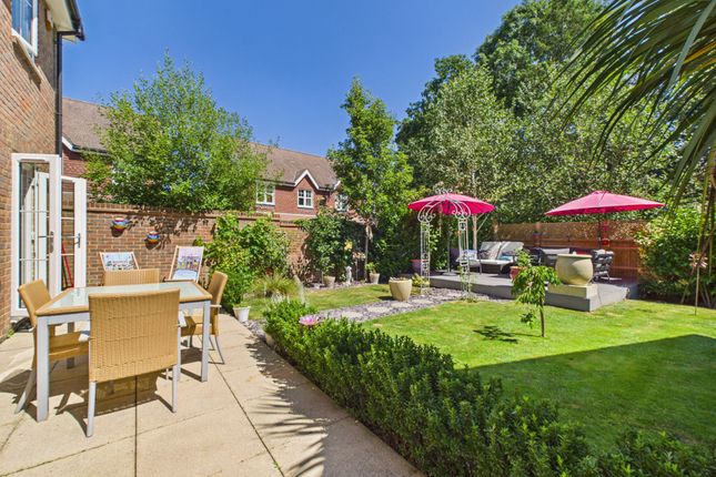 2, Landau Close, Pease Pottage photo 2