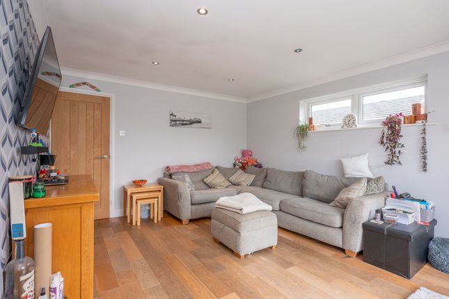 27 Compit Hills, Cromer photo 4