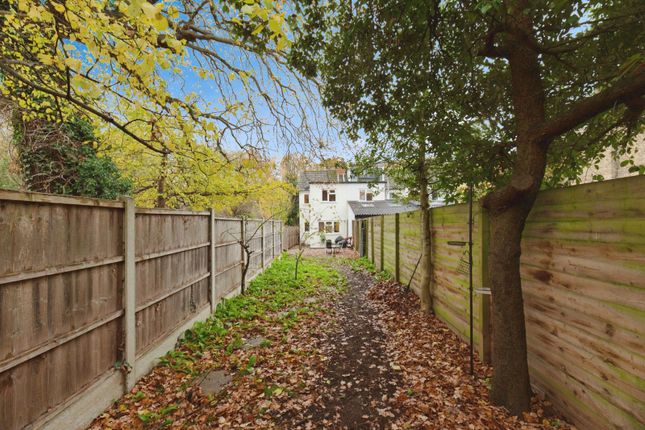6 Elm Cottages,, Portsmouth Road, Thames Ditton photo 3