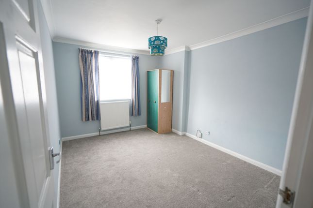 Terraced house to rent in Maple Road, Grays