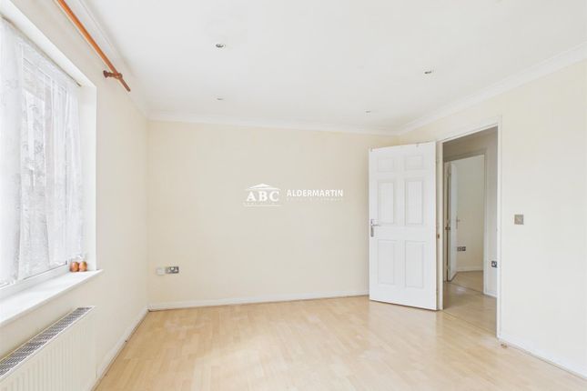 34 Birch Court, Sherman Gardens, Romford photo 2