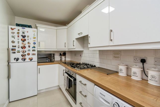 4, Richard Wattis Drive, Wednesbury photo 4