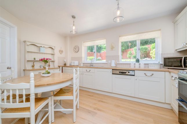 19, Sunningdale Croft, Huddersfield photo 3