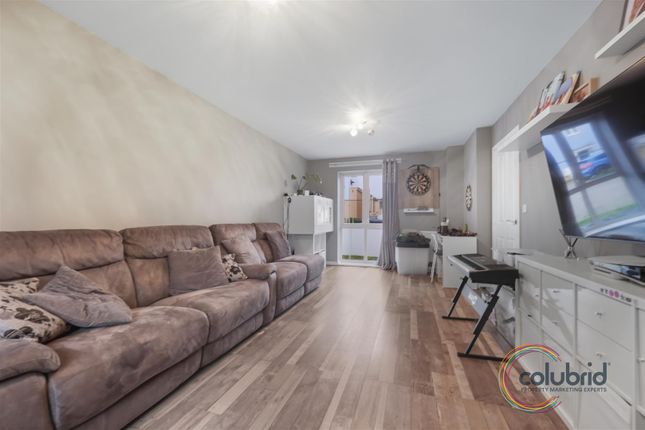 12, Colburn Way, Grays photo 3