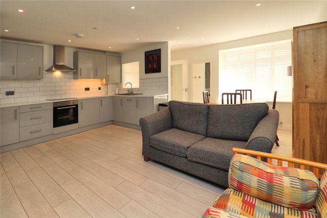 2, Atkins Close, Surrey photo 4