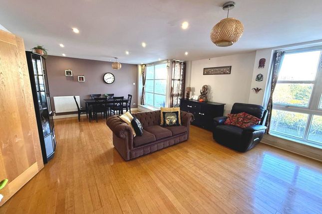 82, Barrier Point Road, London photo 3
