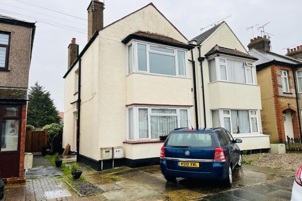 Flat to rent in Seaforth Avenue, Southend-On-Sea