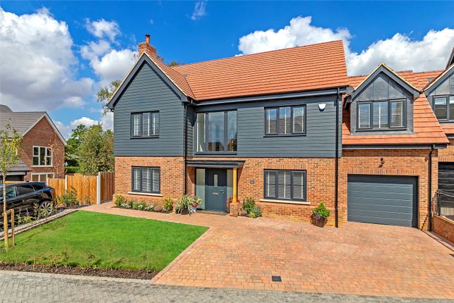 Link-detached house for sale in Gosmore Gate, Hitchin, Hertfordshire