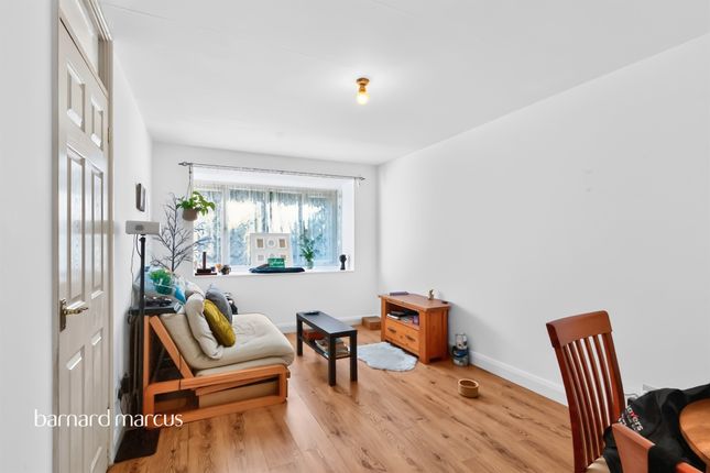 31, Silver Birch Close, London photo 3