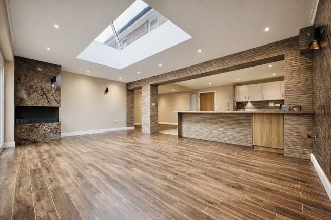 18, Thapa Close, Fleet photo 3