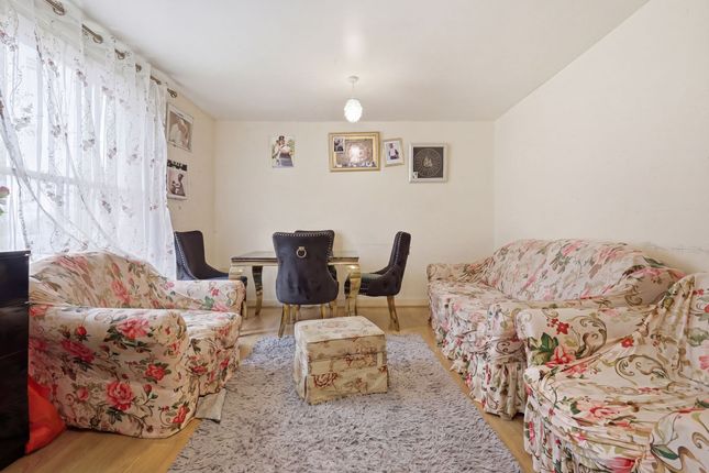 Flat A, 32 Barnabas Road, London photo 2