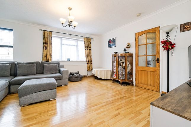 448, Lonsdale Avenue, London photo 2