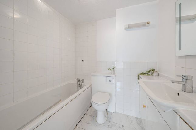 Flat for sale in Chaucer Drive, Bermondsey, London