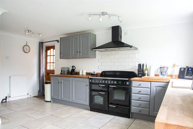 3, Laurel Close, Hook photo 2