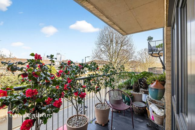 32, Monmouth Court, Coopers Road, London photo 2