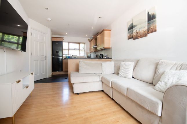 17 The Crescent, Wellingborough photo 3