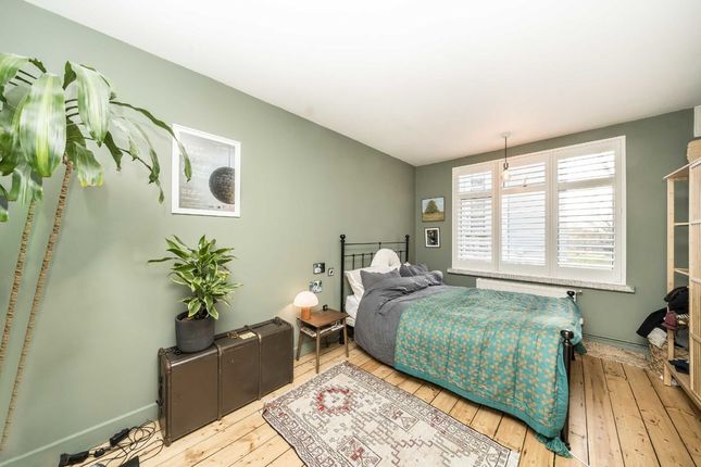 Flat for sale in Rye Hill Park, London