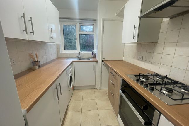 Bullen Court, Hainault photo 4