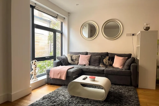 4 Omega Terrace, High Road, Wood Green photo 3